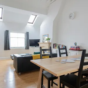 https://fantastic-3-bed-brighton-house-sleeps-6-superfast-wifi.brighton-hotels-england.com